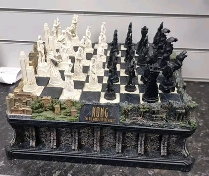 AX filmwelt-shop  King Kong Deluxe Chess Set - Limited Edition