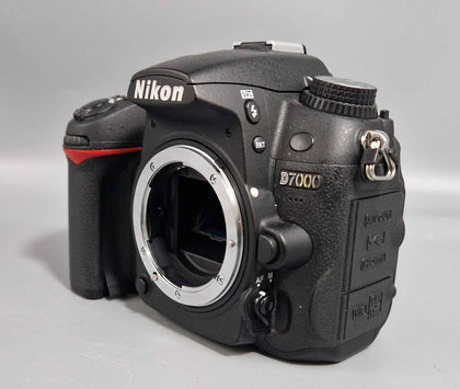Nikon D7000 Body Only (Lens with scratch on front)