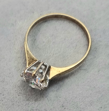 9ct Gold Ring with CZ Size N