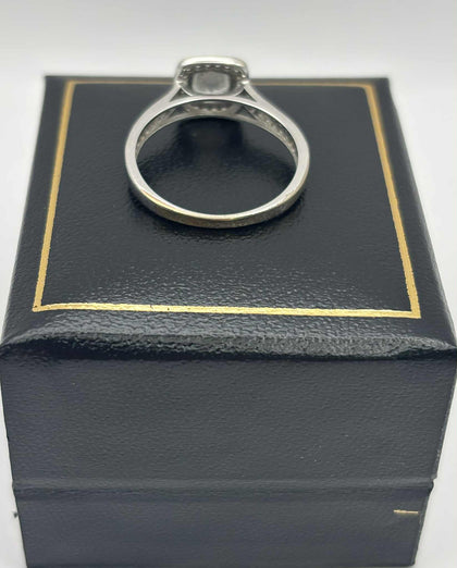 9ct white gold ring with a cubic zirconia stone size P
