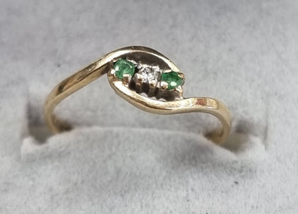 9ct Gold RingClear/green Stones Size M1/2