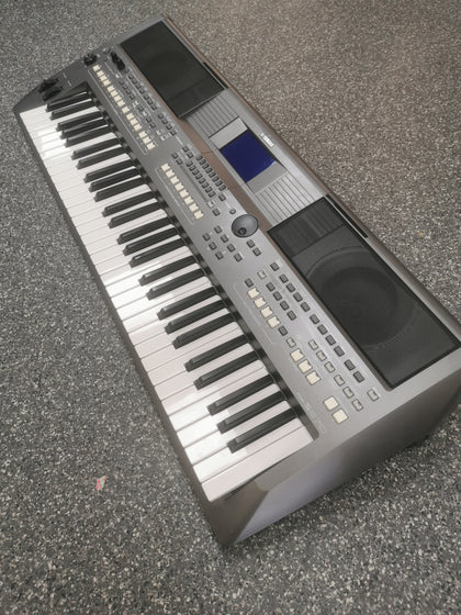 Yamaha PSR S670 Portable Arranger Workstation Keyboard - Black - With Power Supply