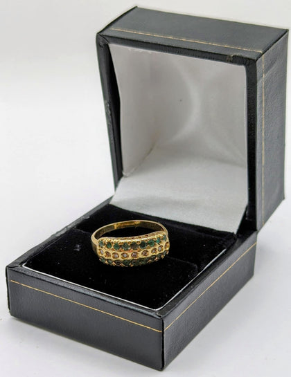 750 18CT YELLOW GOLD RING, ROW OF STONE DESIGN, SIZE-O, 3.8G,