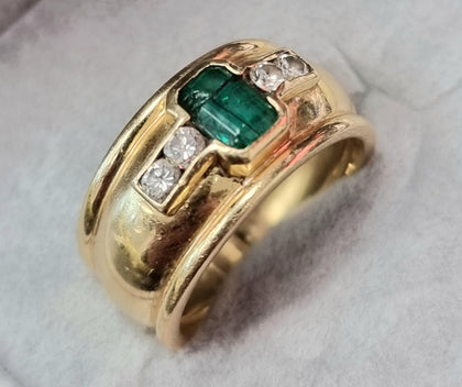 18ct yellow gold emerald and diamond ring size N 1/2