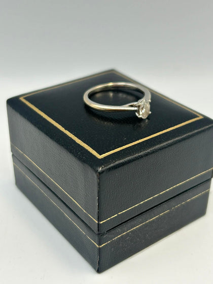 750 18CT HALLMARKED, WHITE GOLD RING WITH SET STONE, SIZE: O, 2.8G, BOXED