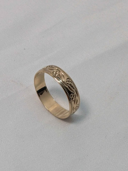 9ct Yellow Gold Gents Wedding Band Ring With Pattern - Size Q - 1.97 Grams