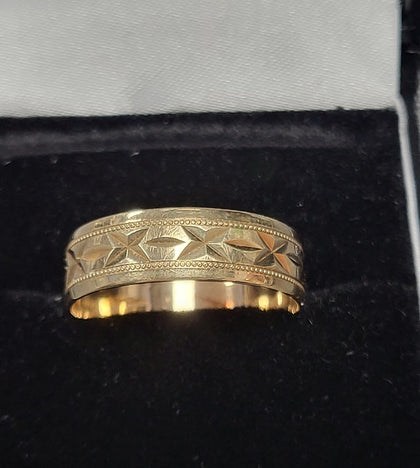 9ct Yellow Gold Patterned Band Ring - 2.13G - Size R. Hallmarked