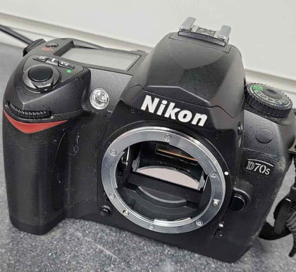 Nikon D70s 6.1MP Digital SLR Camera  - Shutter Count 8541 with Nikon AF-P DX Nikkor 18-55mm f/3.5-5.6G VR Lens