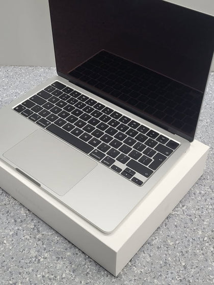 MacBook Air 14,2 (2022)/M2 (8-CPU 8-GPU)/8GB Ram/512GB SSD/13