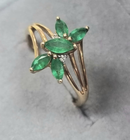 9ct Gold Ring with Green Stones Size 
