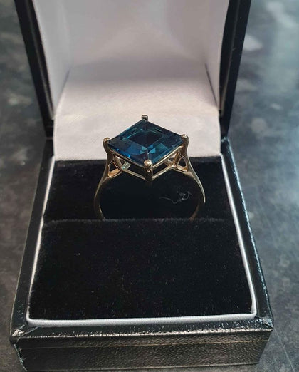 9ct Yellow Gold and Blue Topaz Ring - Size U