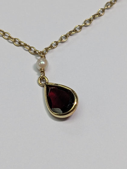 9CT GOLD CHAIN  WITH TEAR DROP PENDANT PRESTON STORE