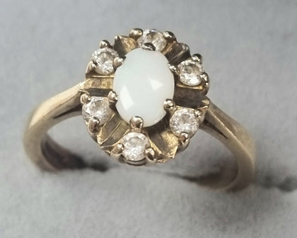9ct Gold Ring with Opal Size 
