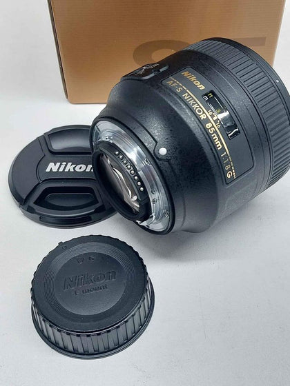 Nikon AFS nikkor 85mm f1.8 G prime lens for FX and DX cameras in mint condition