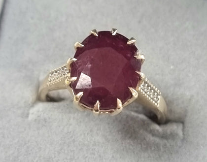 9ct Gold Ring with Red stone & diamond 