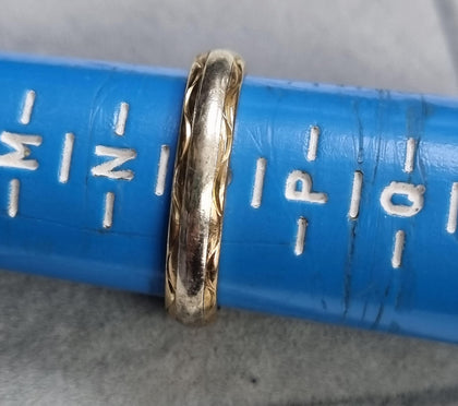 9ct gold patterned ring Size O