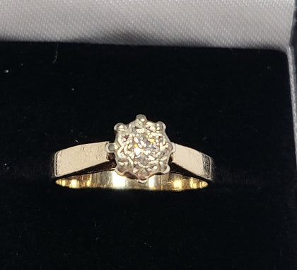 9ct Yellow Gold Ring with Clear Stones - 2.95G - Size N - Hallmarked