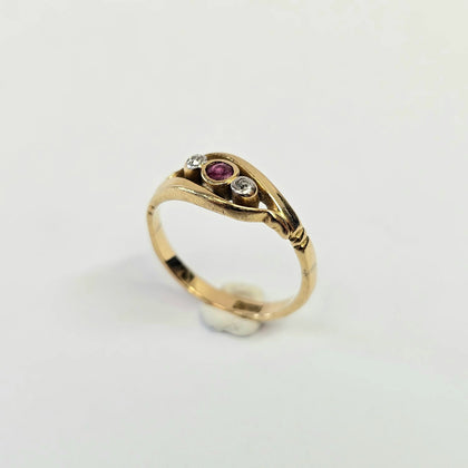 18ct Yellow Gold three stone ring size K