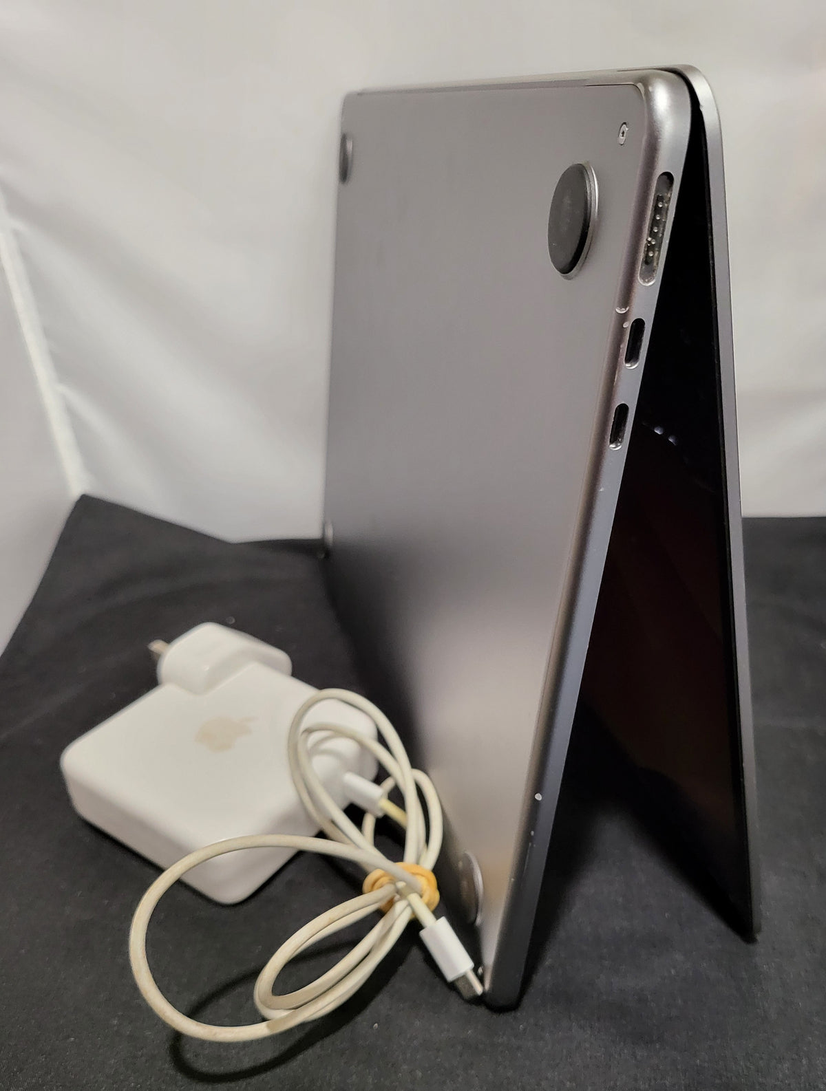 MacBook Air 14,2 - Space Grey, M2 (8-CPU 8-GPU), 8GB Ram, 256GB