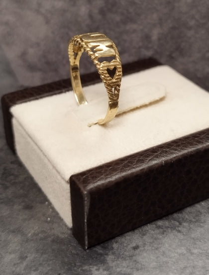 9ct Yellow Gold Decorative 'Mum' Ring - Size R