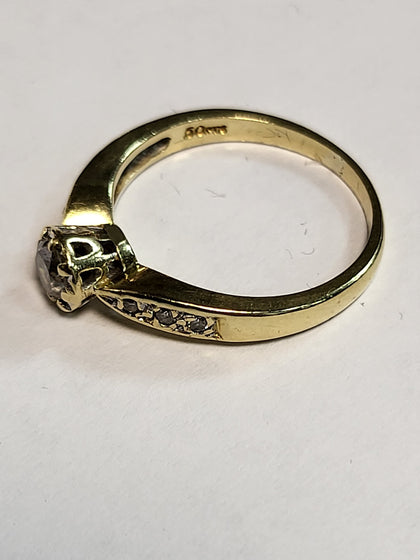 18ct Yellow Gold Ring with Clear Stones - Size N - 3.65g
