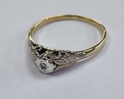 18ct Yellow Gold Diamond Ring size M 1/2