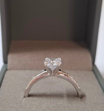 9 Carat White Gold Ring Size  R/S
