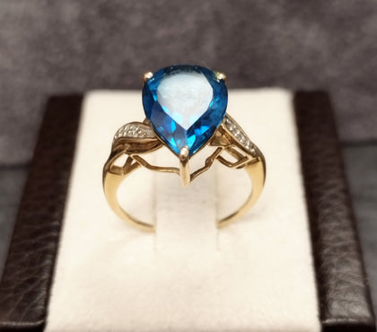9ct Yellow Gold Large Blue Stone Ring - Size o