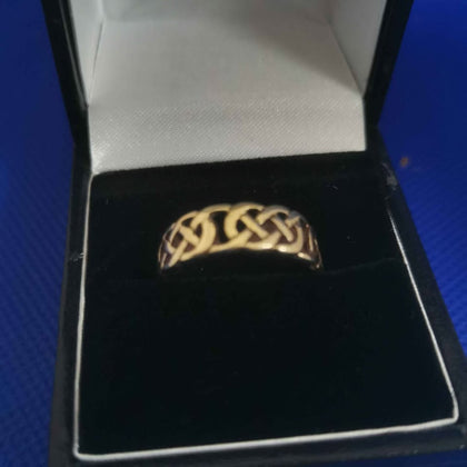 Hallmarked and Tested 9 Karat gold ring - 2.1 grams - Size P box included