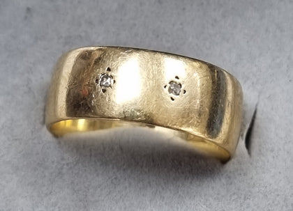 9ct GOLD RING WITH DIAMONDS V