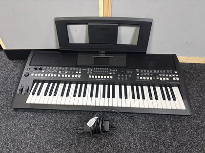 Yamaha PSR-SX600 61-Key Digital Keyboard