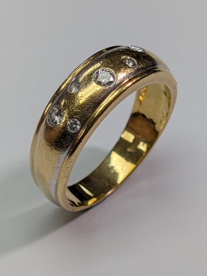 18CT Gold Scattered Diamond Ring
