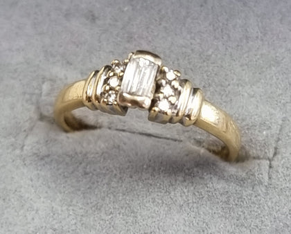 18ct Gold Diamond Ring Size M