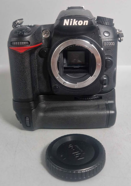 Nikon D7000 Body Only With Battery And Charger And Carry Case