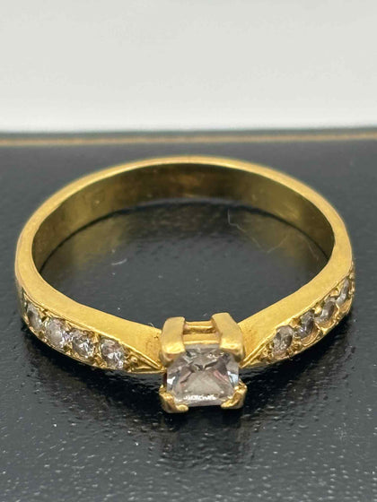 22ct (916) yellow gold ring size Q with white stones 3.9g & box