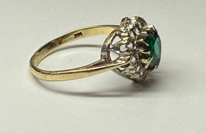9CT YELLOW GOLD RING WITH GREEN HEART CENTRE STONE SIZE L