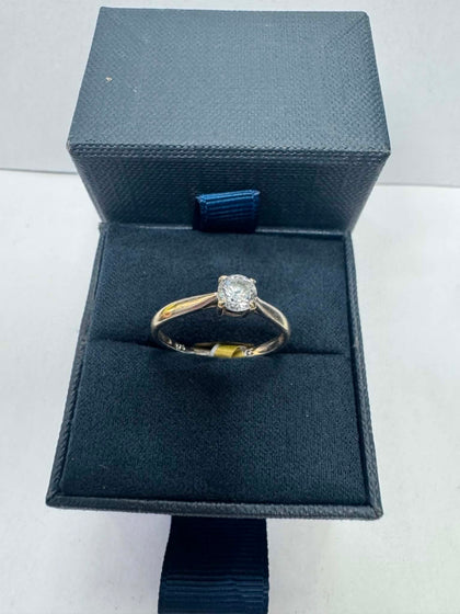 1.75g 9ct White Gold Ring With Stone - Size Q - **Hallmarked**