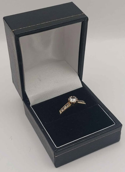 9ct 375 Yellow Gold ring 1.87g size Q hallmarked and Boxed