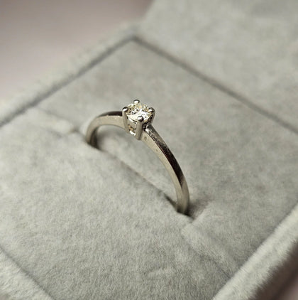 9ct white gold solitaire diamond ring size N 1/2
