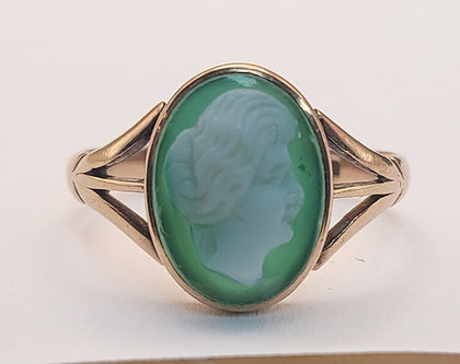 Beautiful 9ct Yellow Gold Green And White Cameo ring - 2.37G  - Size P - Hallmarked