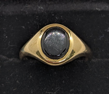 750 HALLMARKED 18CT, YELLOW GOLD, RING WITH BLACK STONE, SIZE: T/9.5. 6.7G, BOXED