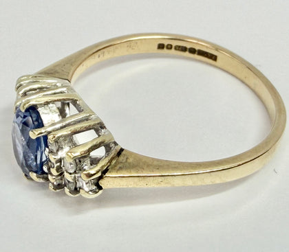9ct yellow cluster ring with blue stone K 1/2