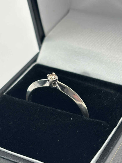 9ct white gold 0.05 diamond ring 1.7g size R with box