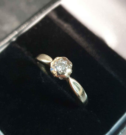 9ct Yellow Gold and Clear Stone Ring - Size L.