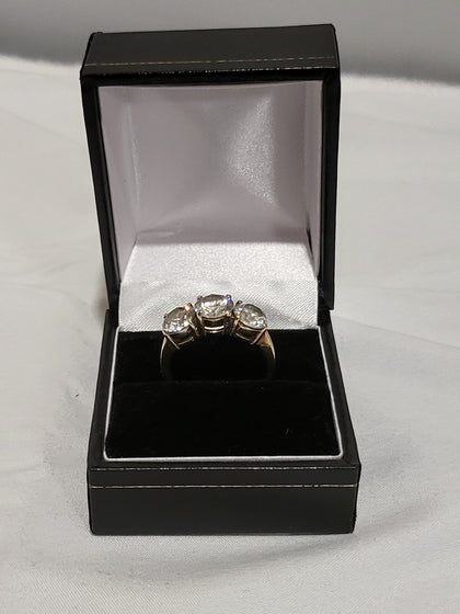 9ct Yellow Gold Ring with Clear Stones - Size O - 3.2g