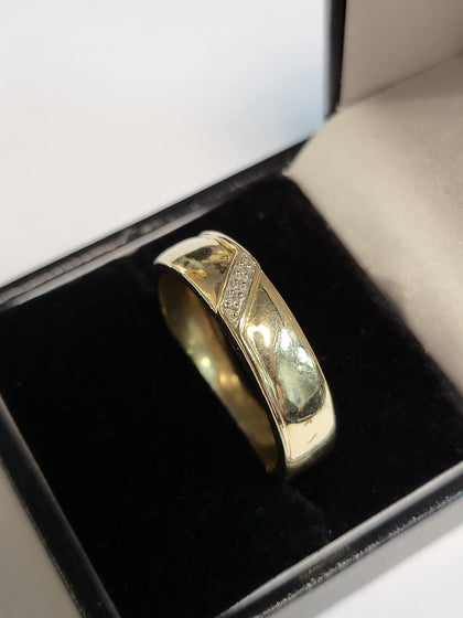 9ct Yellow Gold Band Ring with Clear Stones - Size Z - 2.74g