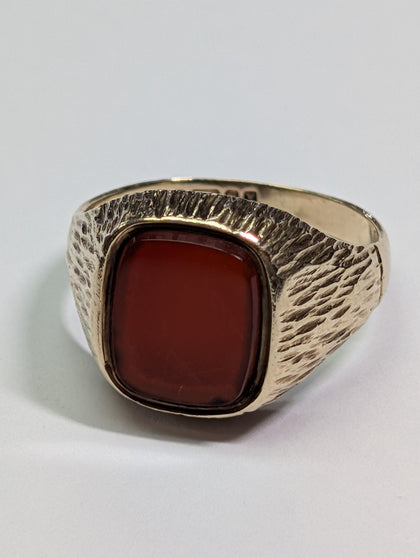 9CT Gold Ring With Red Stone - Size Q