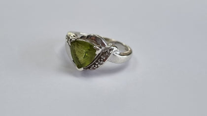 9CT WHITE GOLD PERIDOT &DIAMOND RING SIZE N