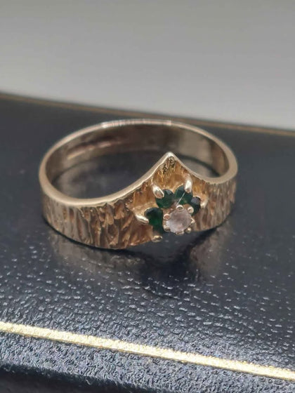 9K (375 Hallmarked & Tested) Gold Ring With Green Stones, Weight: 2.2g, Size: N