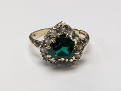 9CT GOLD RING WITH GREEN HEART CENTRE STONE SIZE L PRESTON STORE